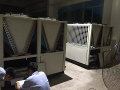 工程师加班攻克技术难题，以确保质量达标